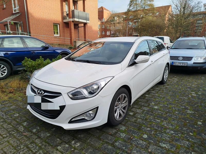 Weiß Gebraucht 2012 Hyundai i40 Kombi | 6.499 € (Fairer Preis) - Bild 1/4