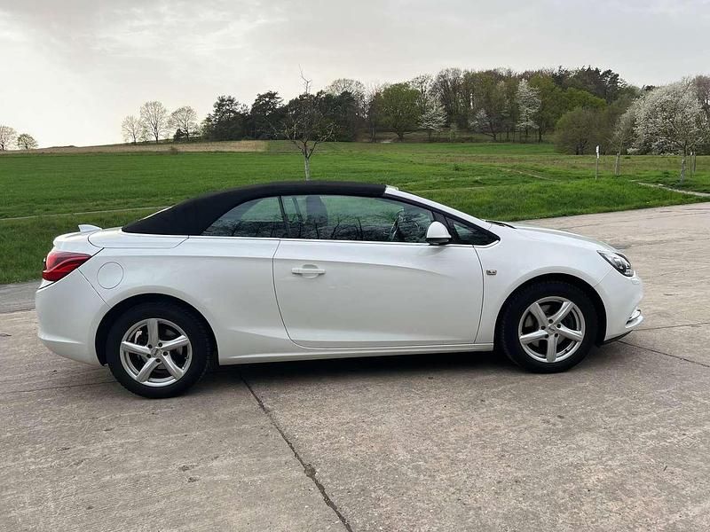 Weiß Gebraucht 2017 Opel Cascada Edition Cabrio | 14.200 € - Bild 1/4