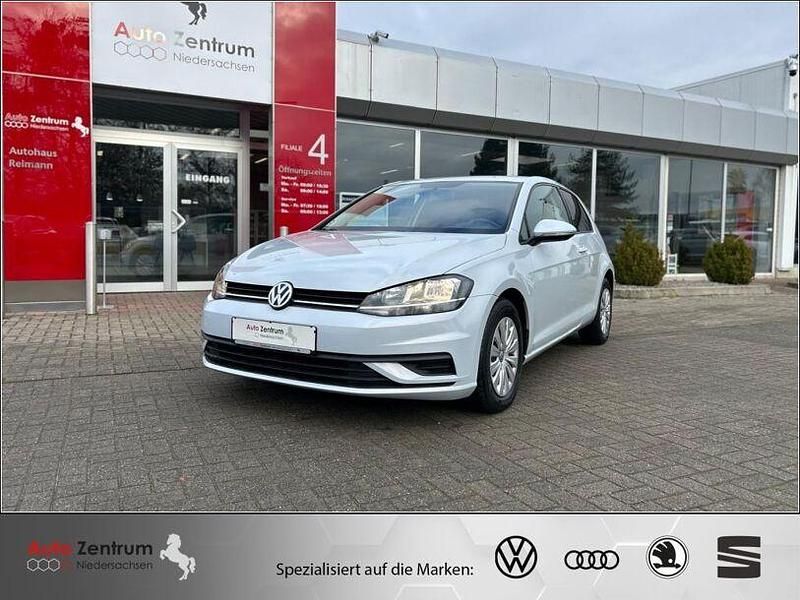 White silver metallic Gebraucht 2017 VW Golf VII Kleinwagen | 8.870 € (Fairer Preis) - Bild 1/4