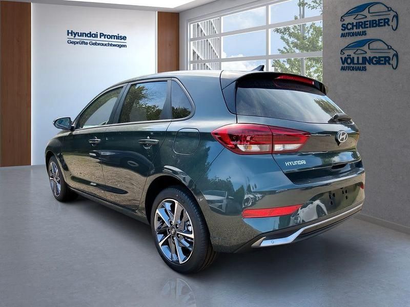 Neu Hyundai i30 Advantage 140 PS (102 kW) 2025 Cypress green / mic Limousine