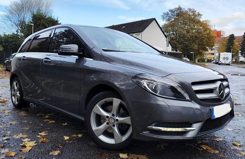Grau Gebraucht 2012 Mercedes B180 Edition 1 Van / Kleinbus | 12.000 € (Etwas zu teuer) - Bild 1/4