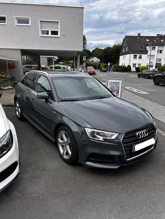 Grau Gebraucht 2018 Audi A3 Sportback S-Line Limousine | 15.500 € (Superpreis) - Bild 1/4