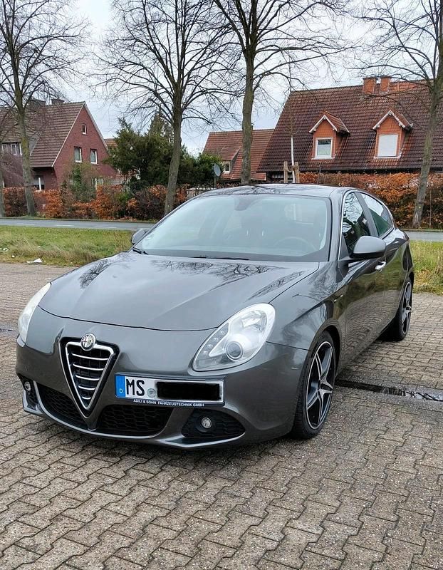 Grau Gebraucht 2011 Alfa Romeo Giulietta Limousine | 4.000 € (Fairer Preis) - Bild 1/4