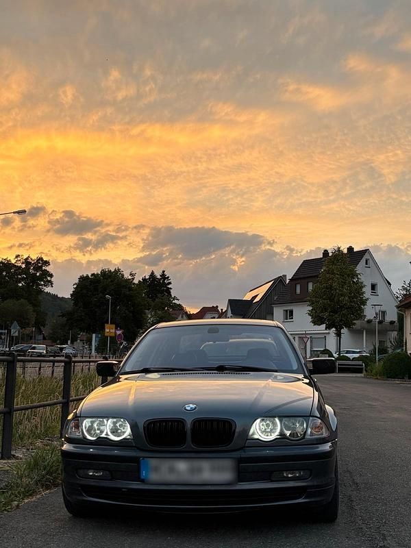 Grau Gebraucht 1999 BMW 323 Limousine | 2.500 € (Fairer Preis) - Bild 1/4