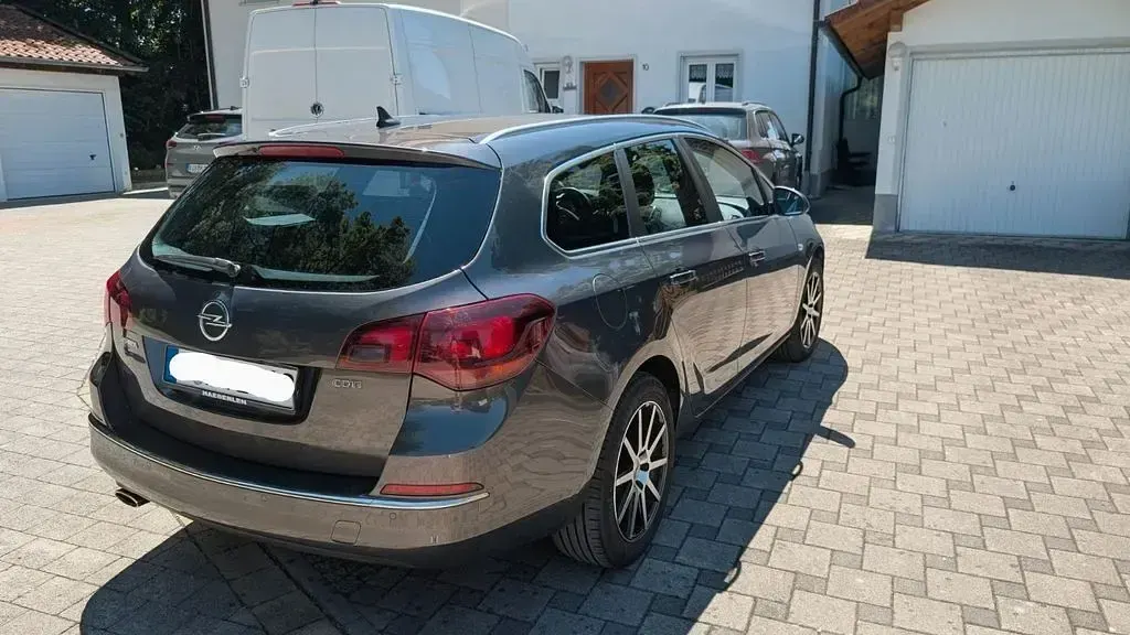 Gebraucht Opel Astra Edition 165 PS (121 kW) 2014 Kombi