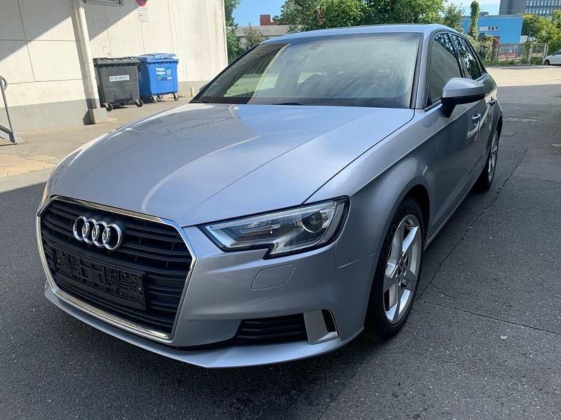 Silber Gebraucht 2019 Audi A3 Sportback Sport Limousine | 15.900 € (Fairer Preis) - Bild 1/4