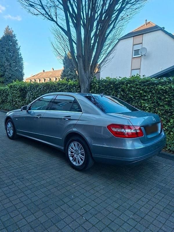 Gebraucht Mercedes E250 204 PS (150 kW) 2009 Grau Limousine