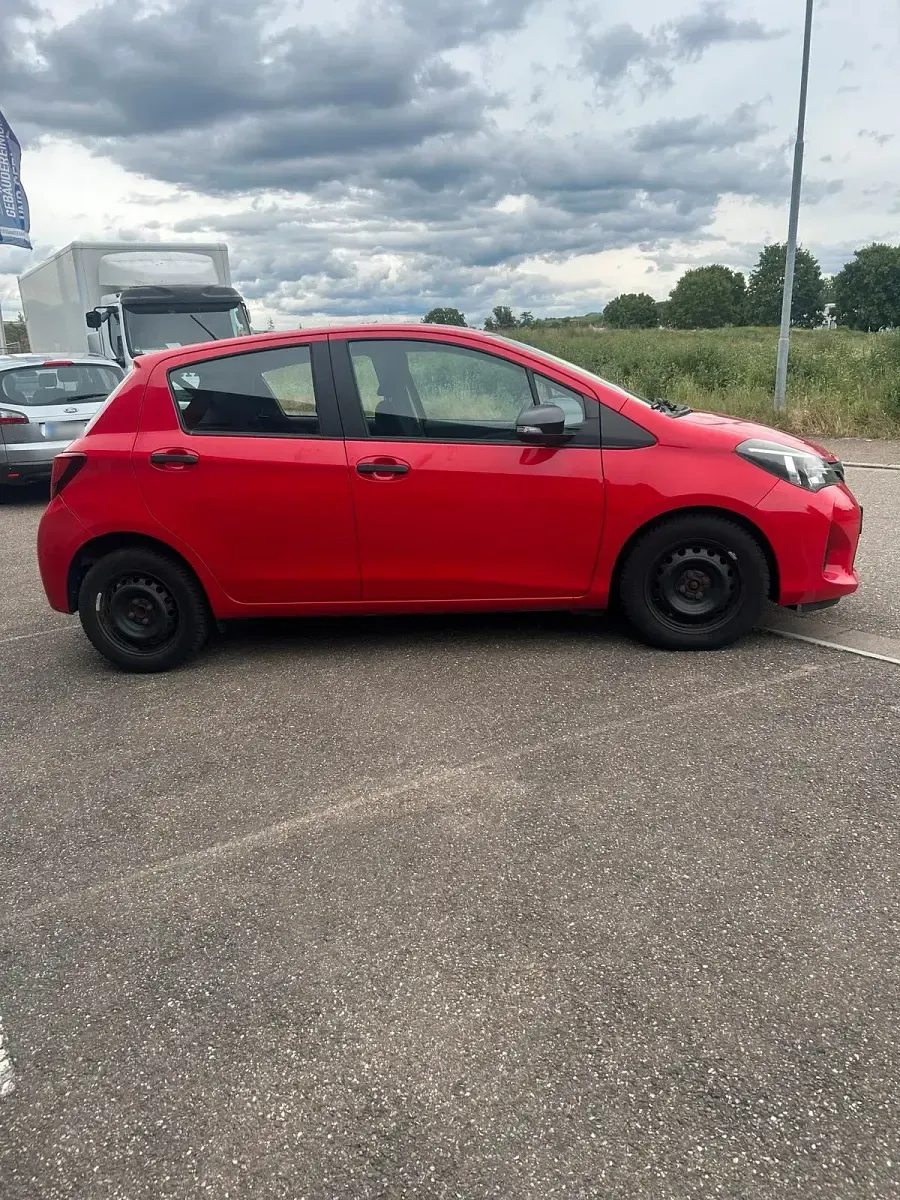 Gebraucht Toyota Yaris 69 PS (50 kW) 2015 Rot Kleinwagen