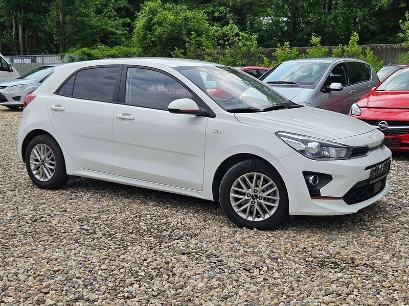 Gebraucht Kia Rio 101 PS (74 kW) 2022 Weiß Limousine
