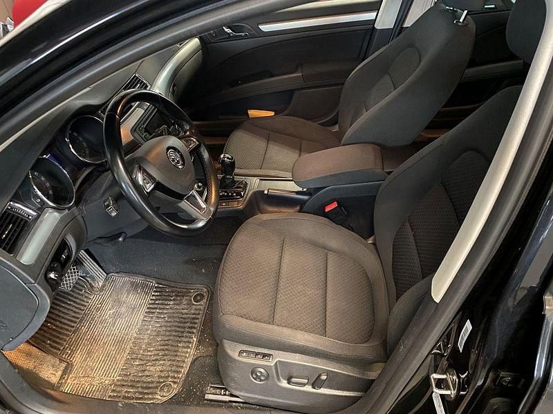 Gebraucht Skoda Superb Active 140 PS (102 kW) 2014 Schwarz Kombi