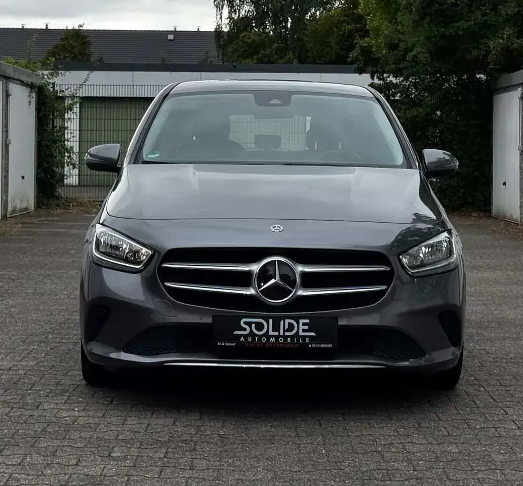 Gebraucht Mercedes B180 136 PS (100 kW) 2019 Grau Kleinwagen