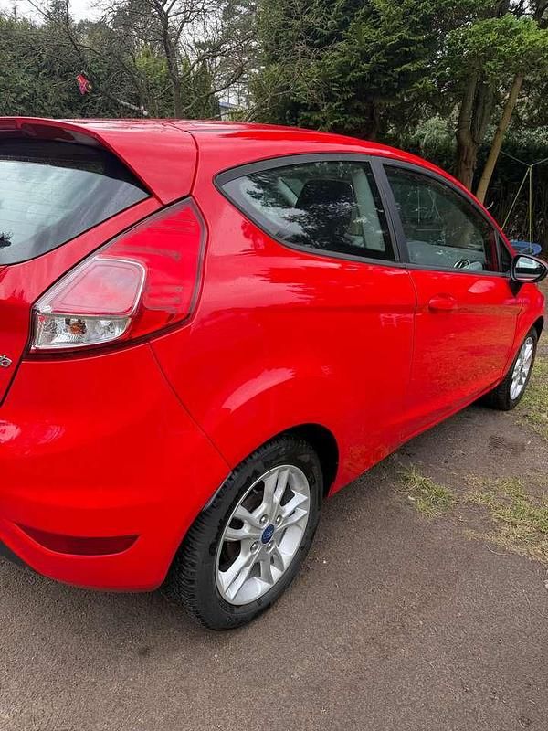 Gebraucht Ford Fiesta Titanium 60 PS (44 kW) 2016 Rot Limousine