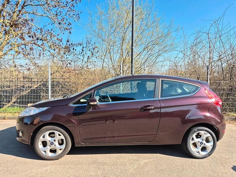 Gebraucht Ford Fiesta Titanium 82 PS (60 kW) 2010 Rot Kleinwagen