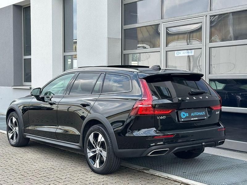 Gebraucht Volvo V60 CC Pro 197 PS (144 kW) 2022 Schwarz Kombi