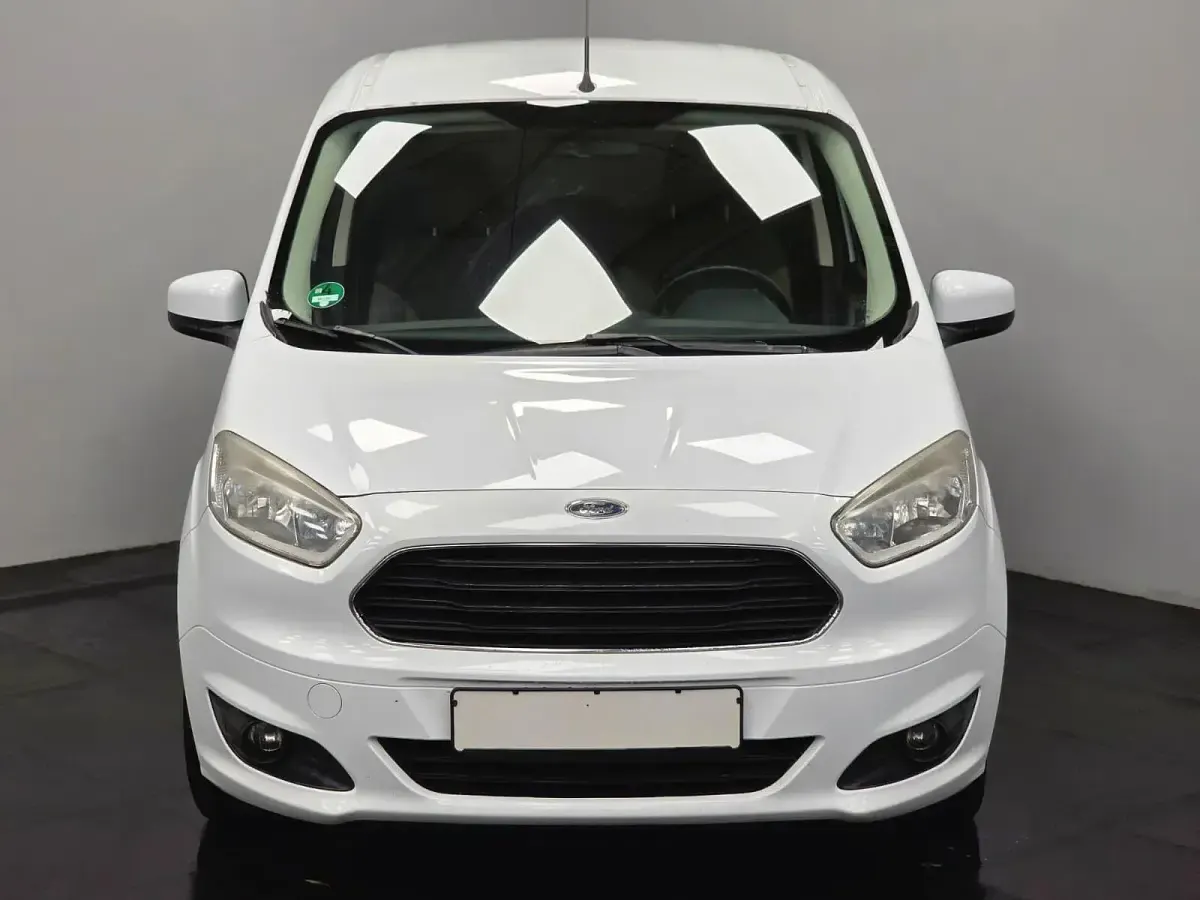 Gebraucht Ford Tourneo Courier Trend 101 PS (74 kW) 2015 Weiß Van / Kleinbus