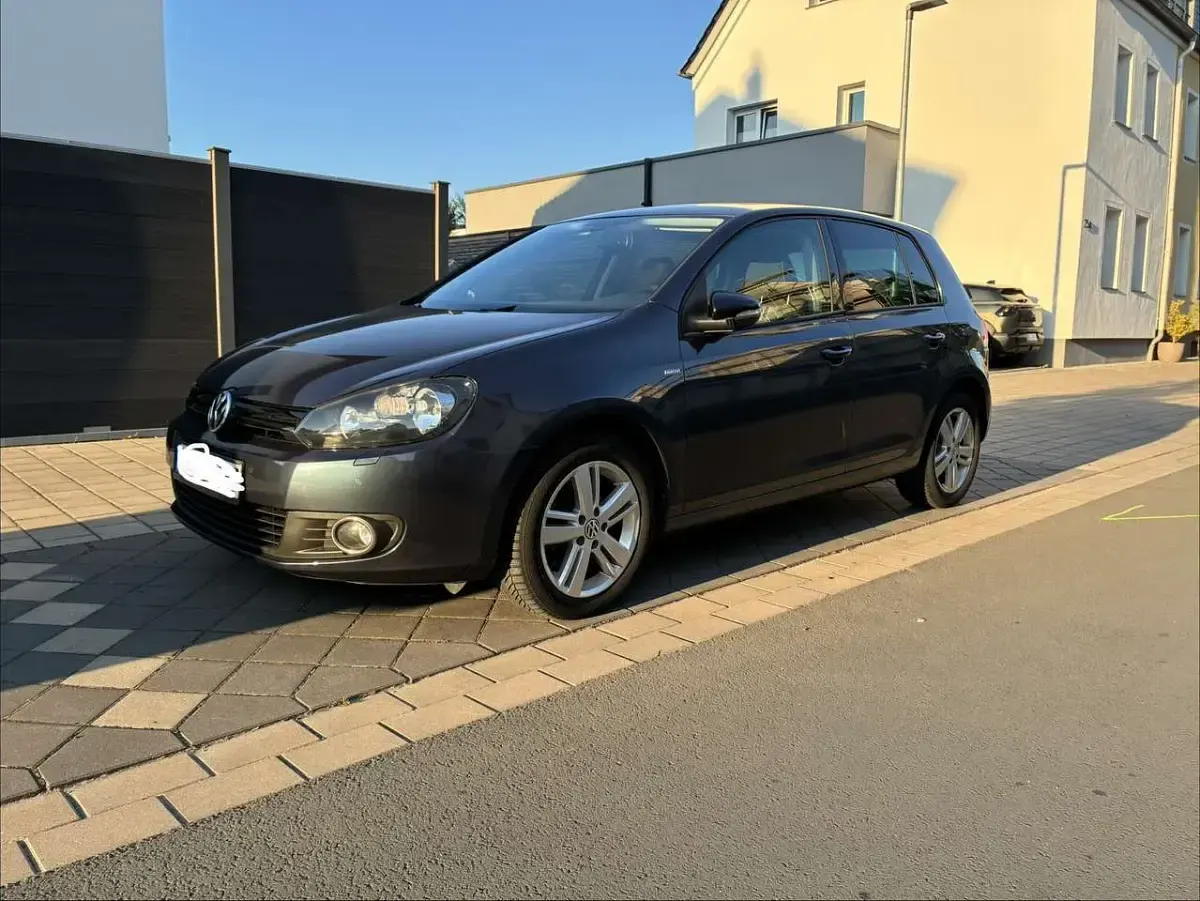 Gebraucht VW Golf VII Match 105 PS (77 kW) 2012 Blau Kleinwagen