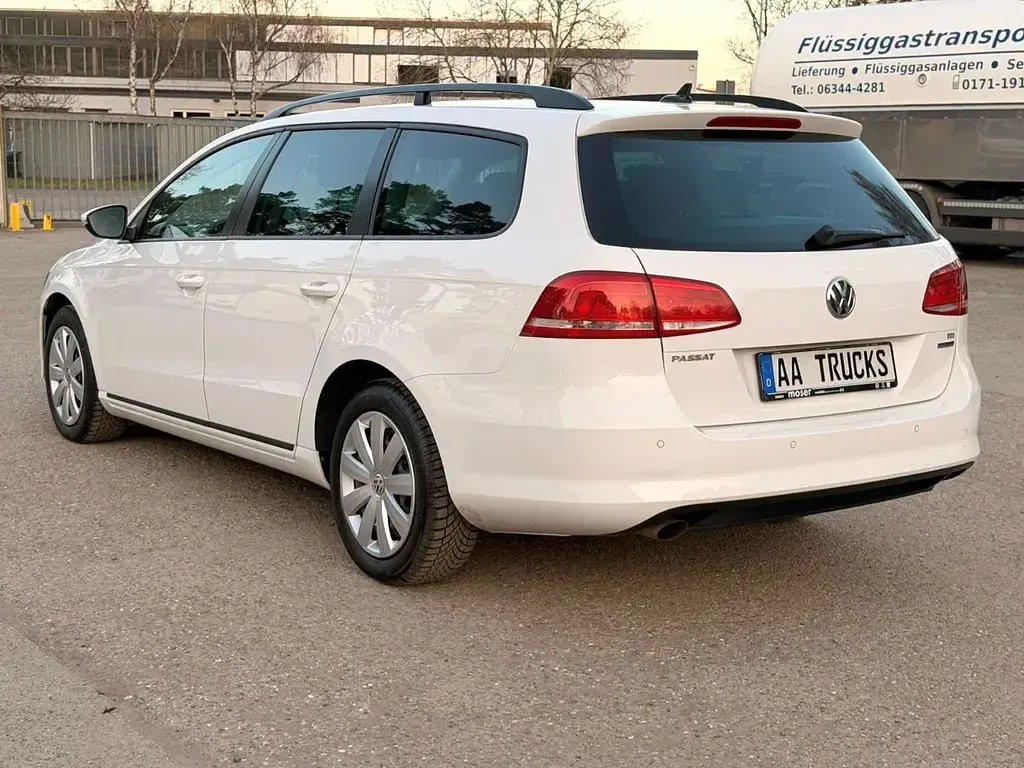 Gebraucht VW Passat 105 PS (77 kW) 2011 Weiß Limousine