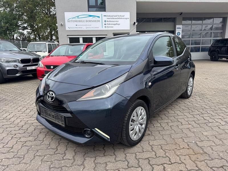 Blau Gebraucht 2015 Toyota Aygo X-play Kleinwagen | 5.800 € (Fairer Preis) - Bild 1/4