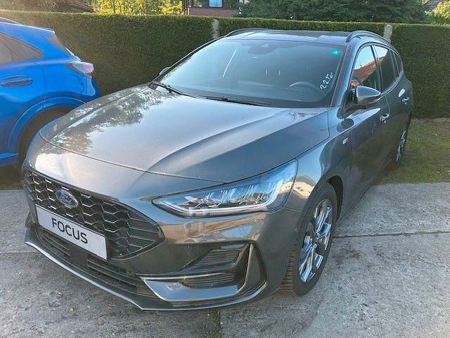 Grau Gebraucht 2024 Ford Focus ST-Line X Limousine | 30.990 € - Bild 1/4