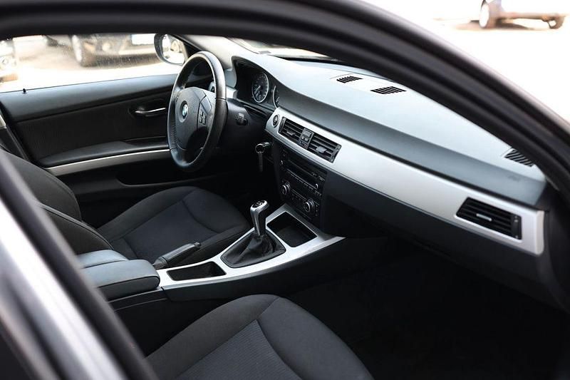 Gebraucht BMW 318 143 PS (105 kW) 2012 Grau Kombi