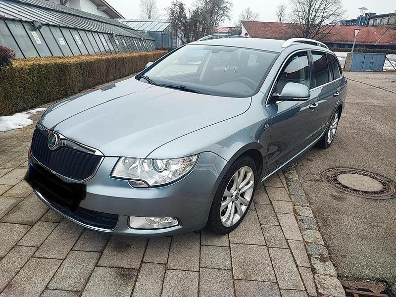 Grau Gebraucht 2012 Skoda Superb Kombi | 5.500 € (Superpreis) - Bild 1/4