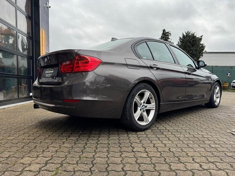 Gebraucht BMW 320 Sport Line 185 PS (136 kW) 2012 Braun Limousine