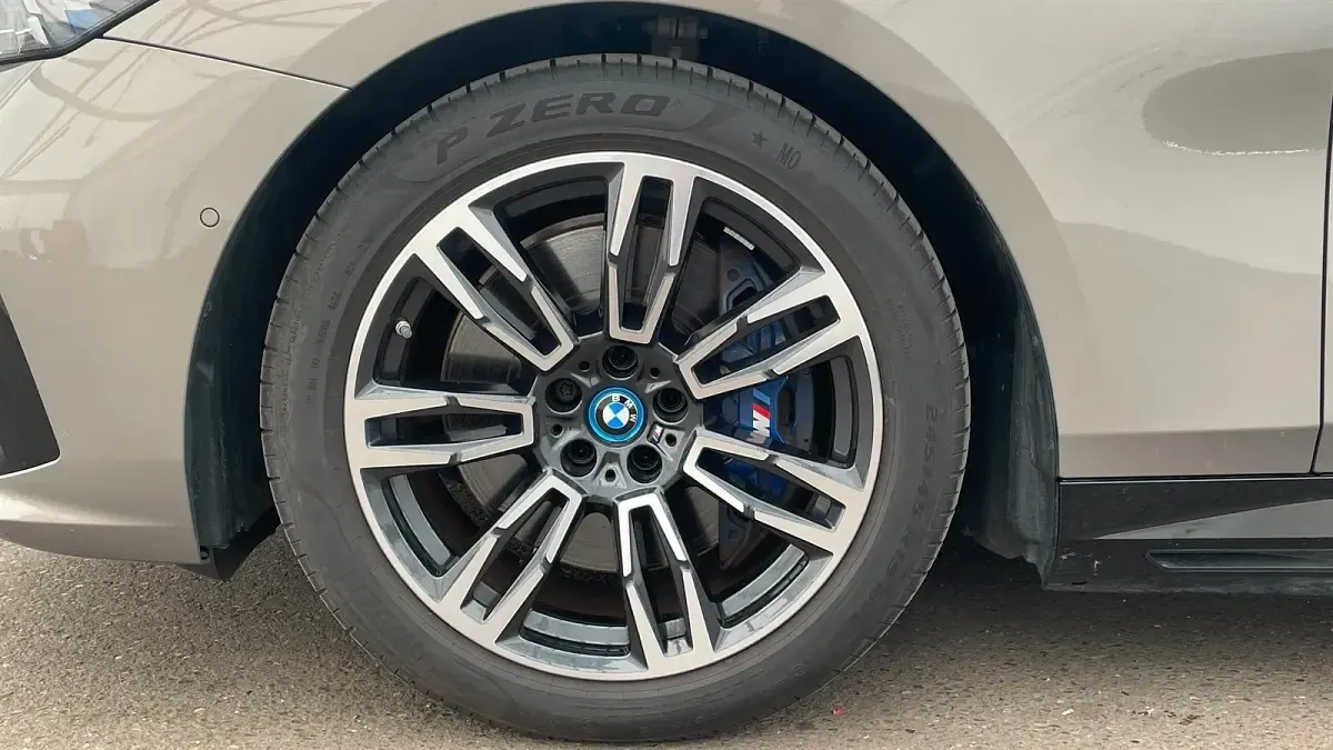Gebraucht BMW i5 Shadowline 442 kW (601 PS) 2025 Oxidgrau ii metallic Limousine