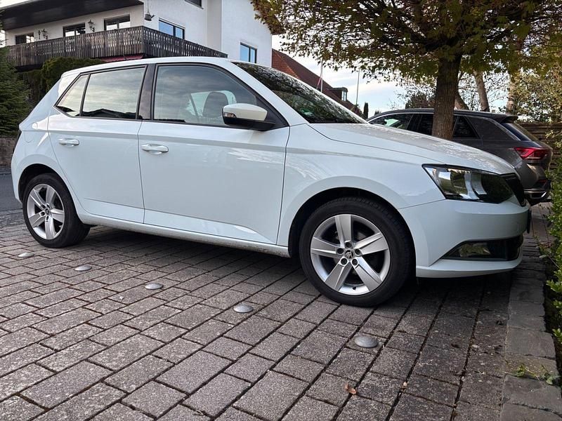 Weiß Gebraucht 2018 Skoda Fabia Cool Plus Limousine | 8.999 € (Guter Preis) - Bild 1/4