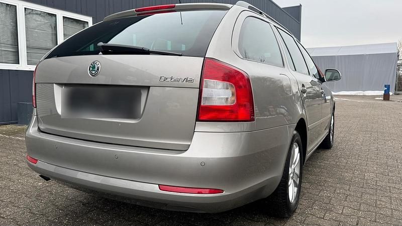 Gebraucht Skoda Octavia 105 PS (77 kW) 2010 Grau Kombi
