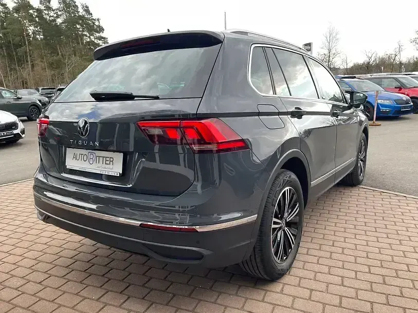 Gebraucht VW Tiguan Move 150 PS (110 kW) 2023 Delfingrau metallic (metallic) SUV