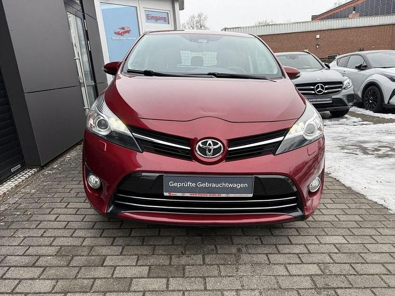 Gebraucht Toyota Verso Edition-S 147 PS (108 kW) 2017 Rot Van / Kleinbus