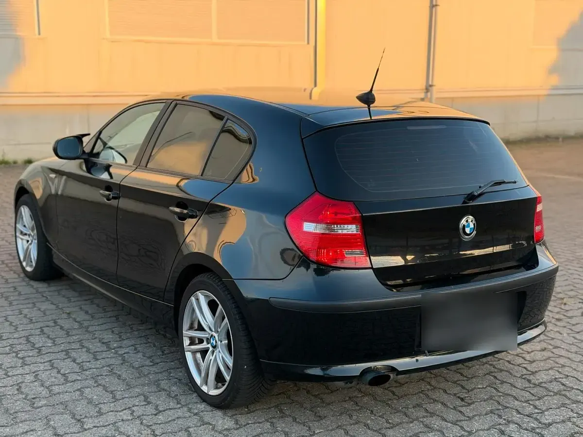 Gebraucht BMW 116 122 PS (89 kW) 2010 Schwarz Kleinwagen