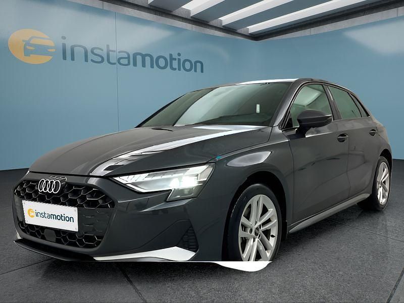 Grau Gebraucht 2024 Audi A3 Sportback Kleinwagen | 29.199 € (Guter Preis) - Bild 1/4