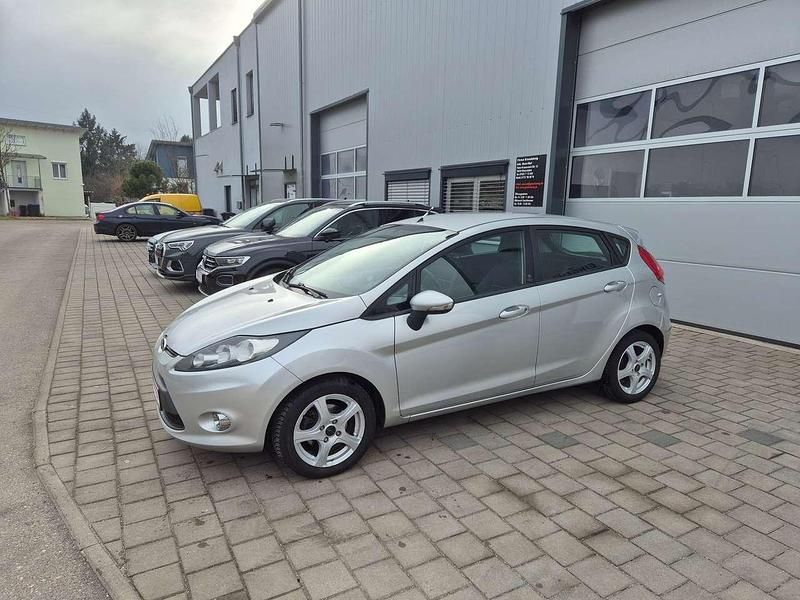 Gebraucht Ford Fiesta Champions Edition 82 PS (60 kW) 2012 Polarsilber metallic Kleinwagen