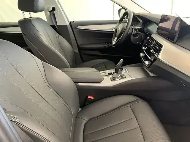Gebraucht BMW 520 184 PS (135 kW) 2022 Sophistograu brillanteffekt me Kombi