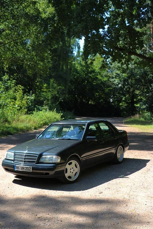 Schwarz Gebraucht 1994 Mercedes C200 Limousine | 3.800 € - Bild 1/4