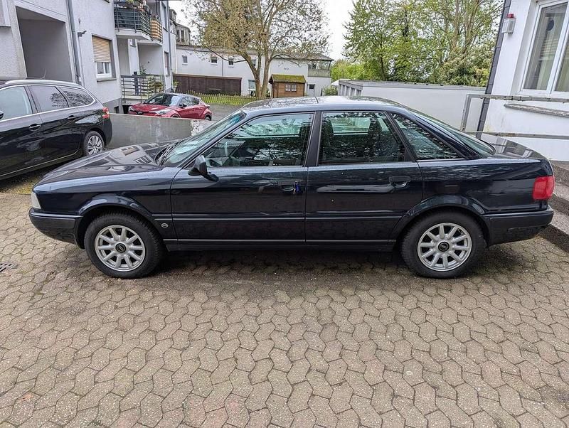 Dunkelblauschwarz metallik Gebraucht 1994 Audi 80 Comfort Limousine | 2.990 € - Bild 1/4