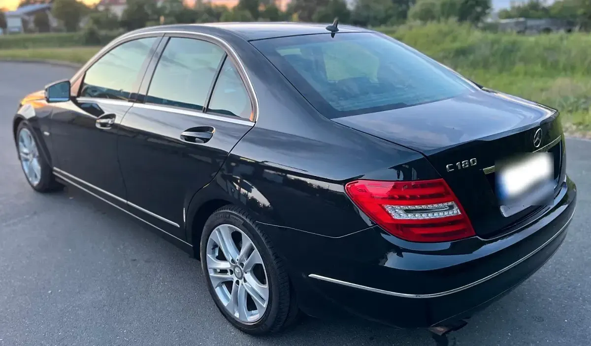 Gebraucht Mercedes C180 156 PS (114 kW) 2011 Schwarz Limousine