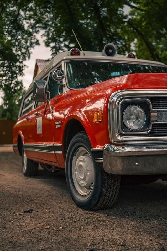 Rot Gebraucht 1970 Chevrolet Suburban SUV | 20.900 € - Bild 1/4