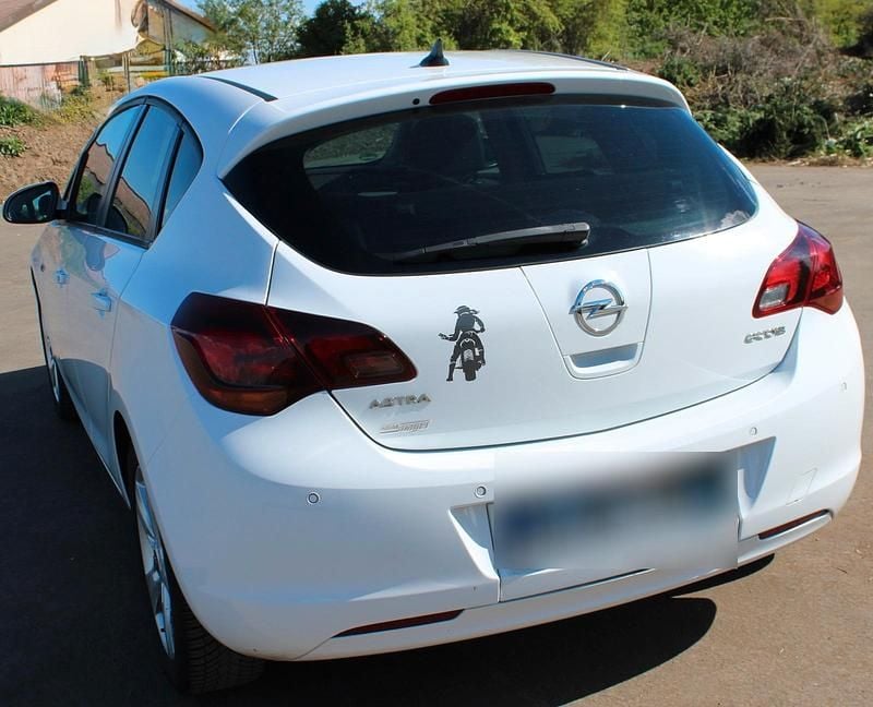 Second-hand Opel Astra 110 CP (80 kW) 2012 Alb Hatchback