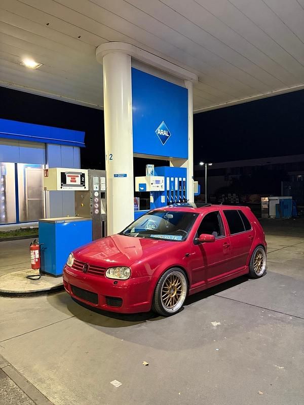 Rot Gebraucht 2002 VW Golf Limousine | 4.590 € - Bild 1/4