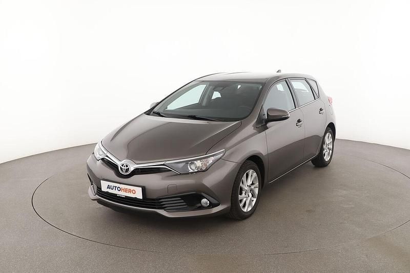 Grau Gebraucht 2017 Toyota Auris Comfort Limousine | 15.490 € (Etwas zu teuer) - Bild 1/3