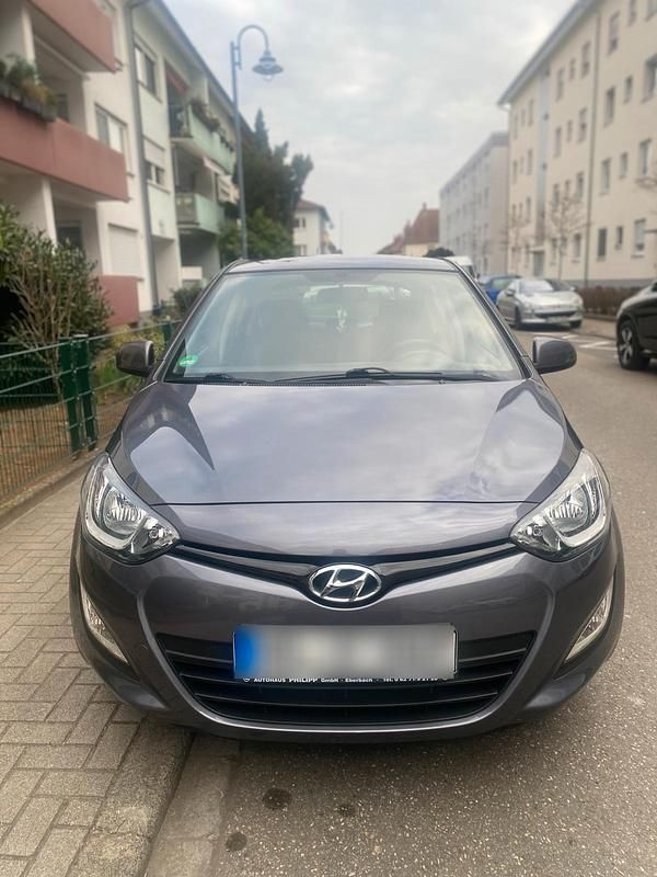 Gebraucht Hyundai i20 86 PS (63 kW) 2014 Grau Kleinwagen