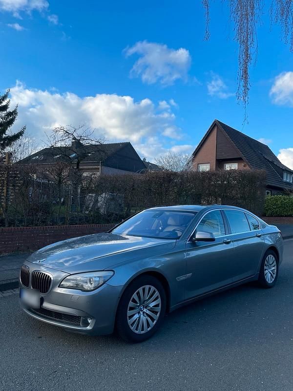 Gebraucht BMW 740 306 PS (225 kW) 2012 Grau Limousine