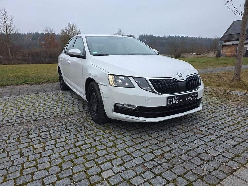 Weiß Gebraucht 2017 Skoda Octavia Active Limousine | 9.950 € (Guter Preis) - Bild 1/4