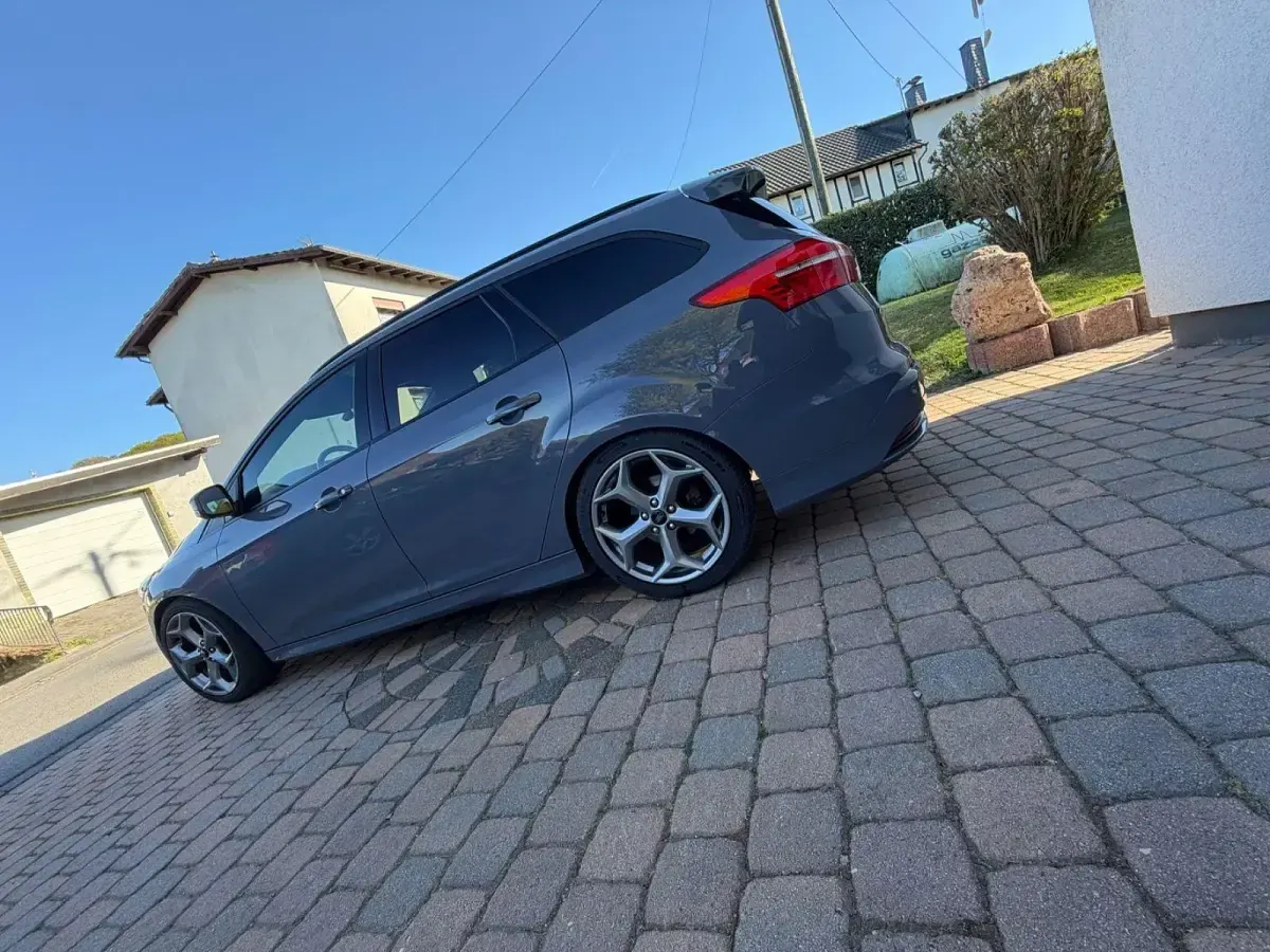 Gebraucht Ford Focus Sport 250 PS (183 kW) 2018 Grau Kombi