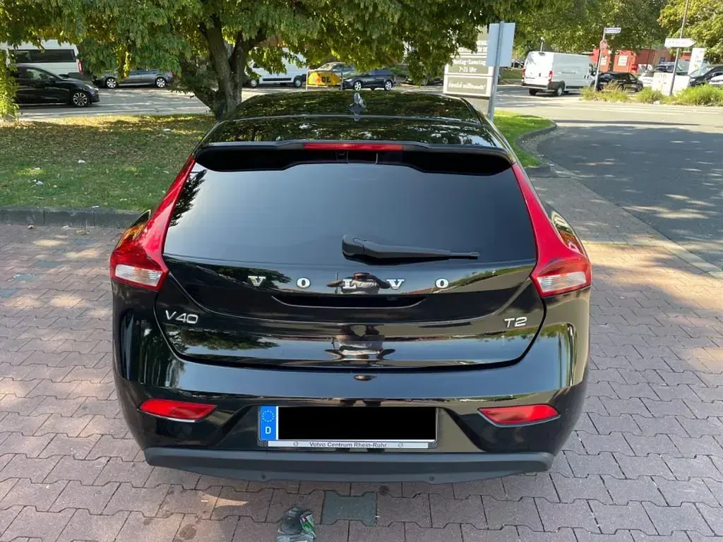 Gebraucht Volvo V40 Momentum 122 PS (89 kW) 2017 Schwarz Limousine