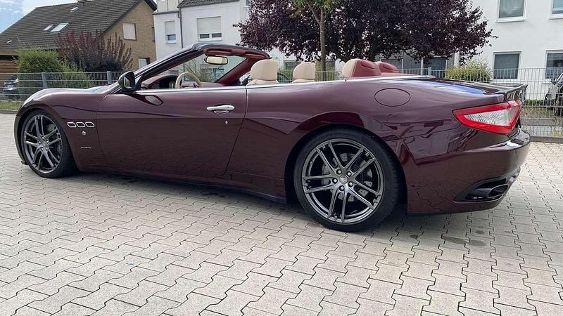 Gebraucht Maserati GranCabrio 439 PS (322 kW) 2010 Burgundyrotmetallic Cabrio