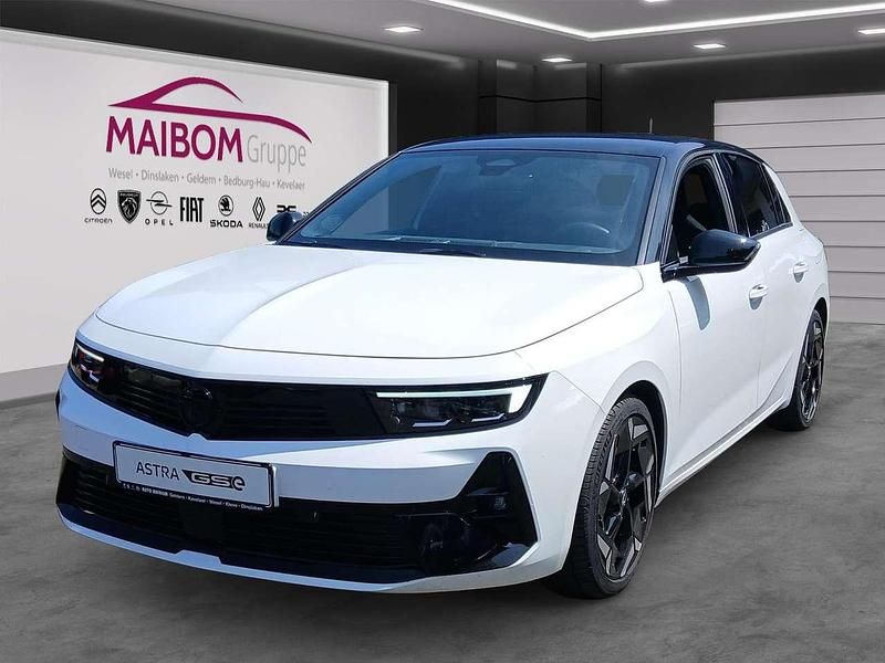 Arktisweiß Gebraucht 2023 Opel Astra GSe Limousine | 29.995 € (Fairer Preis) - Bild 1/4
