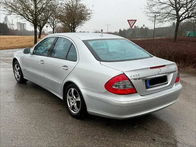 Gebraucht Mercedes E220 Avantgarde 170 PS (125 kW) 2007 Silber Limousine